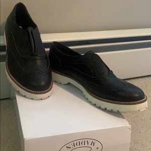 BARELY WORN STEVE MADDEN BRAZINN FLATS